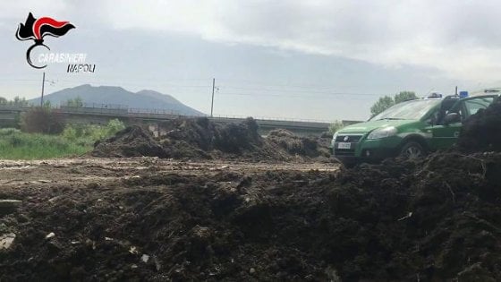 Casalnuovo: discarica con i rifiuti fino alla falda acquifera