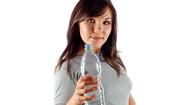 Acqua in bottiglia, se si scalda è pericolosa per la salute