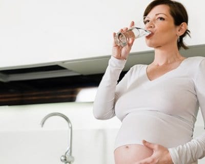 L’importanza di bere tanta acqua in gravidanza e allattamento